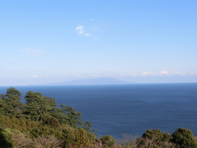 左手に伊豆大島が見えます